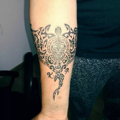  Tatouage maori, polynésien qui représente une raie manta sur l'avant bras